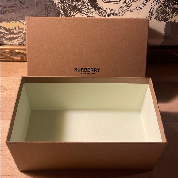 Burberry Sunglass Box (imperfect & empty) - Picture 2 of 4